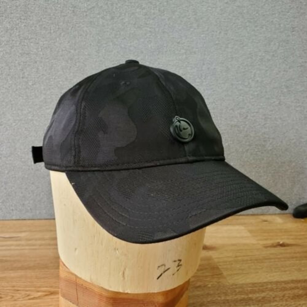 YUMS METAL FACE ADULT UNISEX BLACK STRAPBACK HAT Polyester Official Producr EUC!